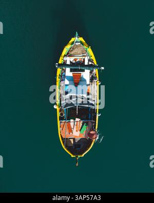 Vista dall'alto verso il basso della tradizionale barca da pesca maltese, Marsaxlokk, Malta. Foto Stock