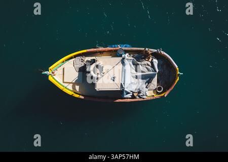 Vista dall'alto verso il basso della tradizionale barca da pesca maltese, Marsaxlokk, Malta. Foto Stock