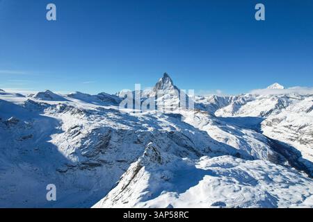 Veduta aerea del Monte Cervino innevato circondato da maestose montagne, Zermatt, Vallese, Svizzera. Foto Stock