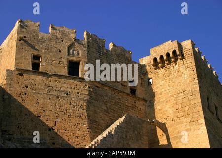 Grecia Rodi, la più grande delle isole del Dodecaneso nel Mar Egeo, patrimonio dell'umanità dell'UNESCO, imponente fortezza presso l'Acropoli di Lindos Foto Stock