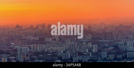 Vista aerea dello skyline mozzafiato al tramonto con edifici moderni e luci della città, Mosca, Russia. Foto Stock