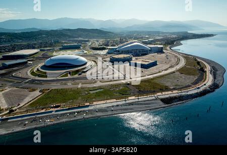 Vista aerea dello stadio bolshoy Ice Dome circondato da montagne e mare, Sochi, Russia. Foto Stock
