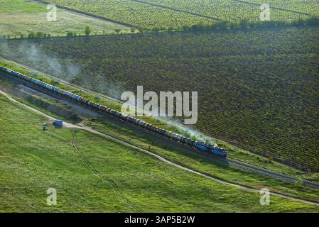 Vista aerea di un tranquillo paesaggio rurale con campi e una ferrovia, regione di Krasnodar, Russia. Foto Stock