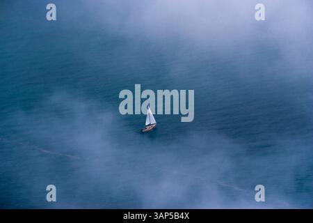 Vista aerea delle serene barche a vela sul mare blu calmo con nuvole, territorio di Krasnodar, Russia. Foto Stock