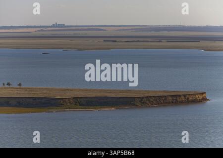 Vista aerea delle tranquille zone umide con un fiume tranquillo e uno splendido lago, Kalmykia, Russia. Foto Stock