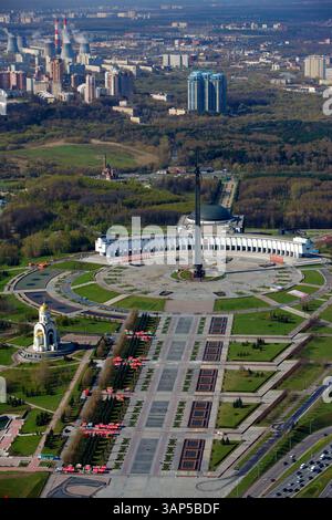 Veduta aerea dello splendido paesaggio urbano con moderni altipiani e un vasto parco, Mosca, Russia. Foto Stock