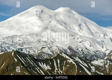 Vista aerea del maestoso Monte Elbrus con cime innevate in un tranquillo paesaggio invernale, Kabardino Balkaria, Russia. Foto Stock