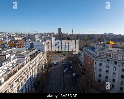 Vista aerea di Puerta de Alcala circondata da splendidi edifici e dalla vivace vita di strada, Salamanca, Madrid, Spagna. Foto Stock