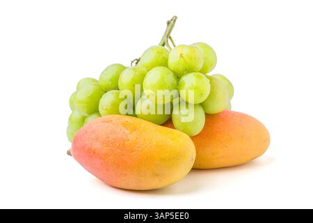 Miscela di frutta fresca su sfondo bianco Foto Stock