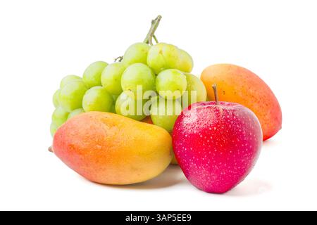Miscela di frutta fresca su sfondo bianco Foto Stock