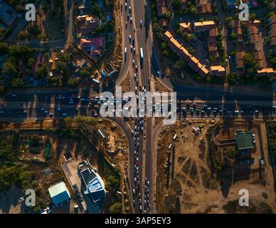 Vista aerea dei veicoli in un incrocio stradale a Gaborone, Botswana, Africa. Foto Stock