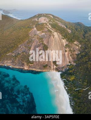 Vista aerea della costa vicino a Misery Beach, Australia Occidentale, Australia. Foto Stock