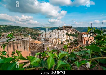 Splendida vista panoramica della città siciliana tra colline lussureggianti Foto Stock