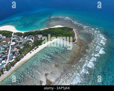 Vista aerea della spiaggia tropicale paradisiaca con acque turchesi, dell'isola Thuraakunu e delle Maldive. Foto Stock