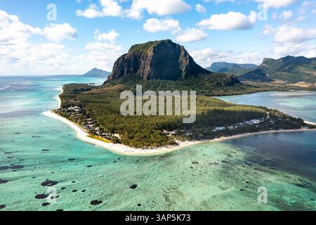 Vista aerea panoramica del monte le Morne con la penisola di Mauritius, Africa. Foto Stock