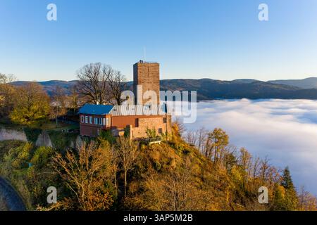 Vista aerea panoramica al tramonto del castello di Yburg con nebbia galleggiante in autunno, Varnhalt, Foresta Nera, Baden Baden Baden, percorso del vino di Baden, Germania. Foto Stock