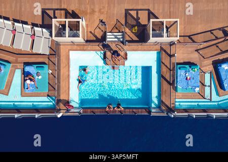 Spalato, Croazia - 16 aprile 2024: Vista aerea del resort sulla spiaggia di lusso con nave da crociera, Spalato, Dalmazia, Croazia. Foto Stock