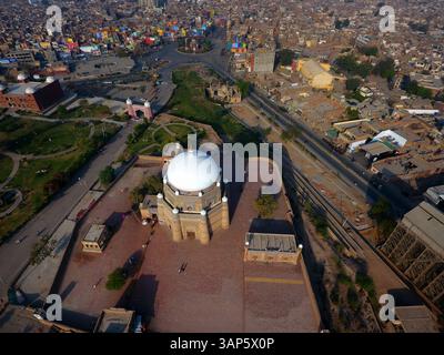Vista aerea della tomba di Hazrat Shah Rukn-e-Alam, Multan, Punjab, Pakistan. Foto Stock