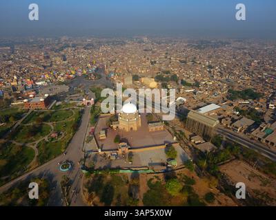 Vista aerea della tomba di Hazrat Shah Rukn-e-Alam, Multan, Pakistan. Foto Stock