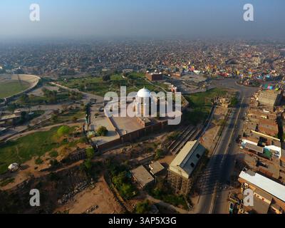 Vista aerea della tomba di Hazrat Shah Rukn-e-Alam, Multan, Pakistan. Foto Stock