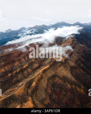 Vista aerea del paesaggio montano con nuvole basse a la Aldea de San Nicolás, Isole Canarie, Spagna. Foto Stock