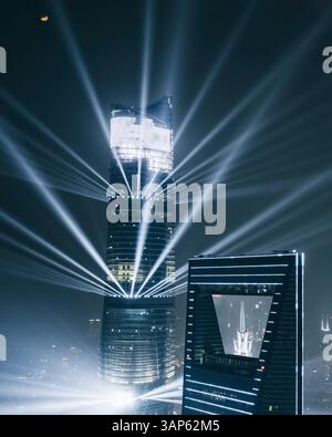 Vista aerea delle luci della città di Shanghai a tarda notte, vista dei moderni grattacieli nel centro di Shanghai, Cina. Foto Stock