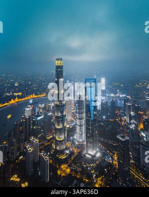 Vista aerea della zona di Lujiazui piovosa di notte, Shanghai, Cina Foto Stock