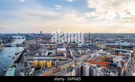 Vista aerea dello splendido canale Nyhavn con edifici storici e navi nel vivace porto di Copenaghen, Danimarca. Foto Stock