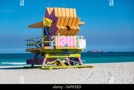 Torri bagnino color caramella a Miami Beach, Miami, Florida, Stati Uniti Foto Stock