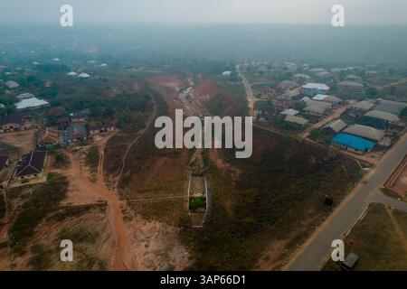 Vista aerea dello sviluppo rurale e dell'espansione abitativa nello stato di Edo, Nigeria. Foto Stock