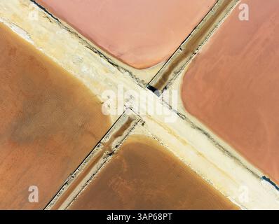 Vista aerea degli stagni salini presso le saline di Bonanza vicino a Sanlúcar de Barrameda. Provincia di Cádiz, Andalusia, Spagna. Foto Stock