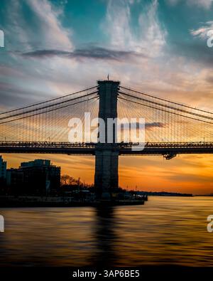 Vista aerea sull'East River dal Brooklyn Birdge durante il tramonto a New York City, USA Foto Stock