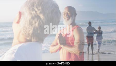 Composto da coppie senior felici e diverse che fanno yoga e ballano sulla spiaggia Foto Stock