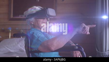 Immagine della luce e del bagliore della lente su una donna caucasica sorridente in sedia a rotelle che utilizza il visore vr Foto Stock