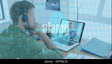 Immagine dell'impronta biometrica su un uomo caucasico che utilizza la cuffia per telefono e il computer portatile Foto Stock