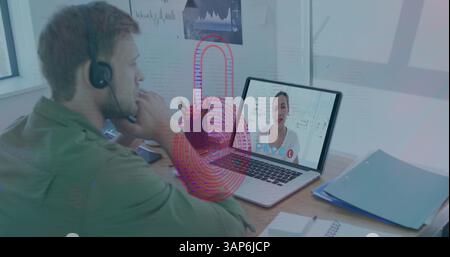 Immagine dell'impronta biometrica su un uomo caucasico che utilizza la cuffia per telefono e il computer portatile Foto Stock