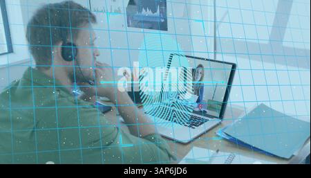 Immagine dell'impronta biometrica su un uomo caucasico che utilizza la cuffia per telefono e il computer portatile Foto Stock