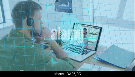 Immagine dell'impronta biometrica su un uomo caucasico che utilizza la cuffia per telefono e il computer portatile Foto Stock