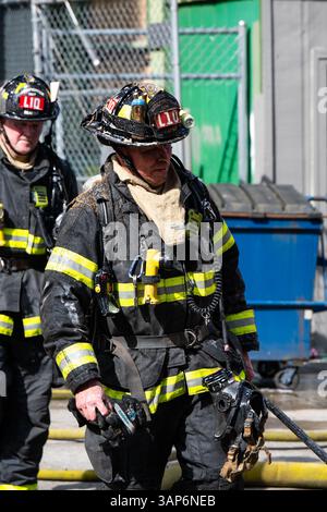Seattle, Stati Uniti. 15 aprile 2025. A metà giornata i vigili del fuoco di Seattle in un incendio abbandonato nel quartiere di Capitol Hill, a Broadway e John Street. Crediti: James Anderson/Alamy Live News Foto Stock
