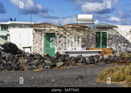 Semplice casa vacanze con serbatoio dell'acqua sul tetto, acqua calda, energia solare, El Golfo, Yaiza, Lanzarote, Spagna, Europa Foto Stock