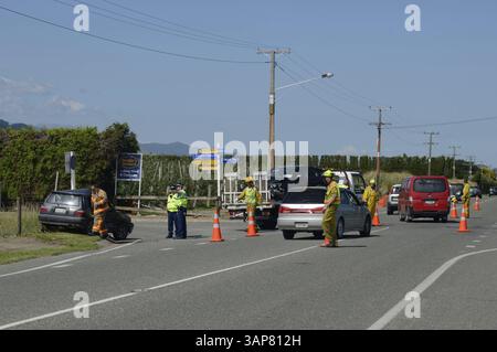 I vigili del fuoco e la polizia assistono a un incidente stradale vicino a Nelson Foto Stock