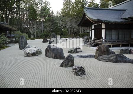 Tradizionale giardino giapponese in pietra nel tempio Kongobuji a Koya-san, Giappone. Sito Patrimonio dell'Umanità, Koya-san, Giappone, Asia Foto Stock