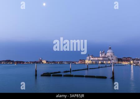Atmosfera mattutina di fronte all'alba, all'ora blu, alla luna sulla chiesa votiva di Santa Maria della salute, Venezia, Italia, Europa Foto Stock