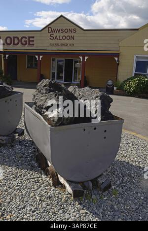 Carri di carbone storici carichi di enormi quantità di carbone sono esposti a Reefton, West Coast, South Island Foto Stock