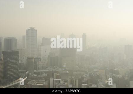 Skyline della città di Osaka in una giornata nebbiosa, smog, Osaka, Giappone, Asia Foto Stock