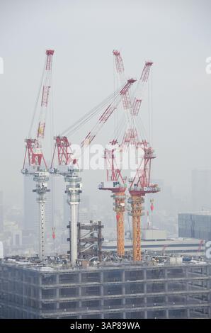 Skyline della città di Osaka in una giornata nebbiosa, smog, Osaka, Giappone, Asia Foto Stock