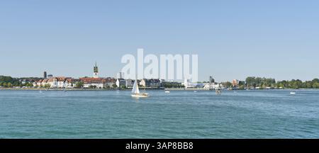 Vista della città di Friedrichshafen sul lago di Costanza in Germania dall'acqua Foto Stock