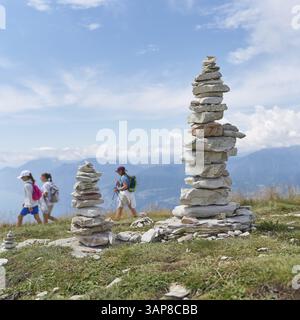 Pietre accumulate da turisti e da qualche escursionista sulla cima del Monte Baldo sul Lago di Garda Foto Stock