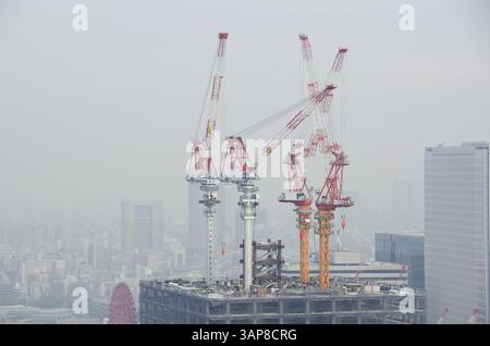 Skyline della città di Osaka in una giornata nebbiosa, smog, Osaka, Giappone, Asia Foto Stock