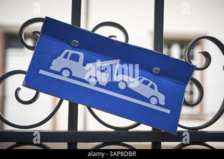 Cartello segnaletico che indica l'assenza di parcheggio Foto Stock